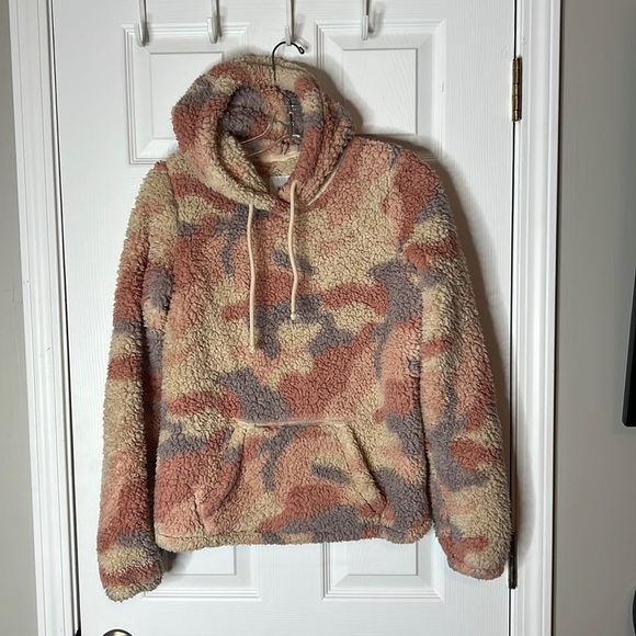 Hollister Tops - Hollister pink camo Sherpa hooded Sweatshirt Hoodie - Size XS